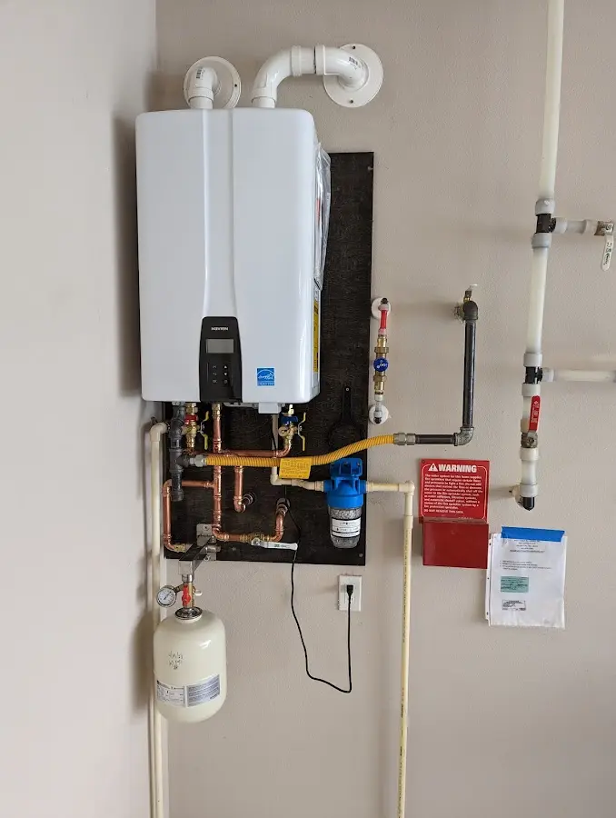 Professional plumber installing copper piping in a Earlimart home